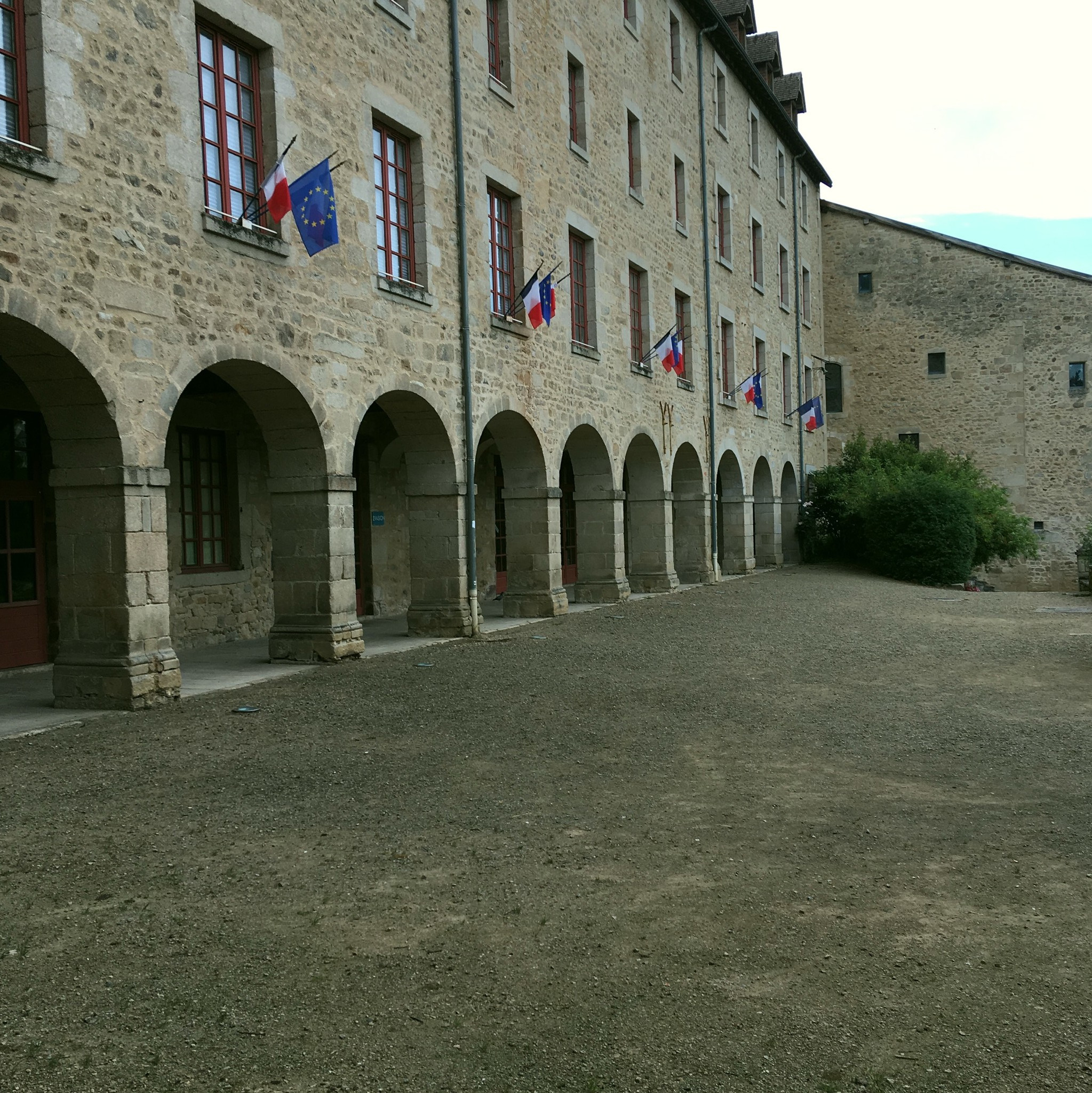Les arcades du foyer de la mairie